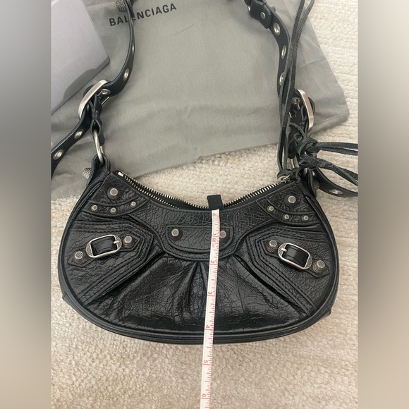 Le Cagole XS Shoulder Bag in black Arena lambskin, aged-silver hardware - Picture 14 of 16